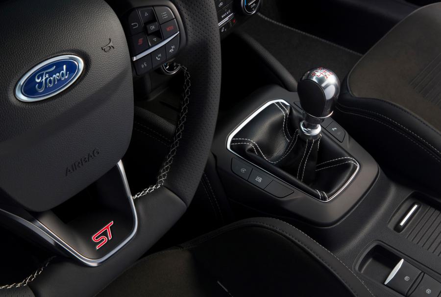 Детали интерьера Ford Focus ST 2019 года  (WW) (фото 8 из 43)
